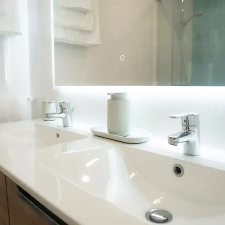 Luxury View & Balcony - Ac & Elevator Apartmán *