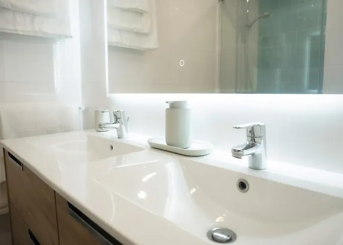 Luxury View & Balcony - Ac & Elevator Apartamento *
