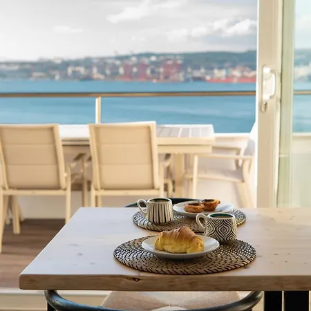 아파트 Luxury View & Balcony - Ac & Elevator 리스본