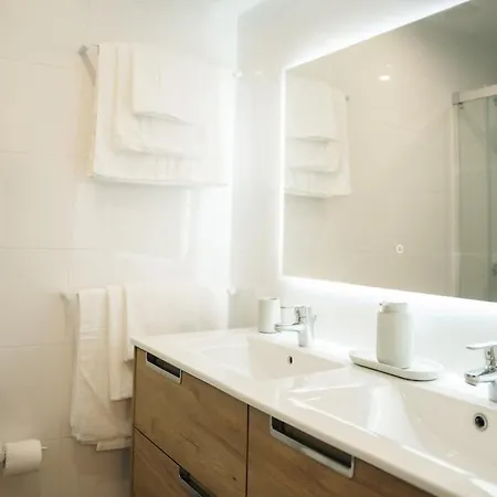 아파트 Luxury View & Balcony - Ac & Elevator 리스본