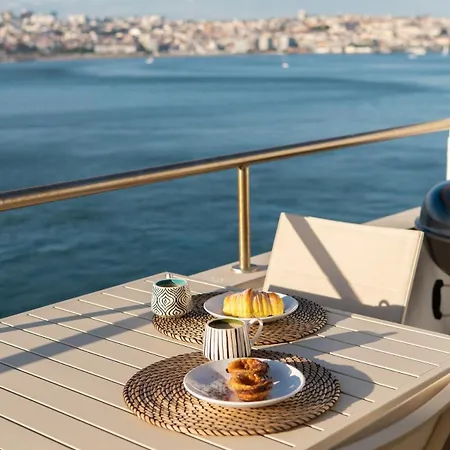 Luxury View & Balcony - Ac & Elevator 아파트 리스본